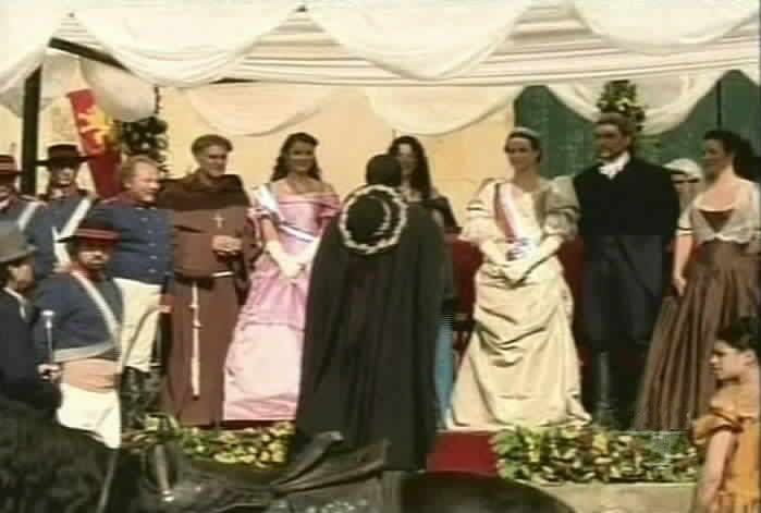 Zorro stands before the Queen.