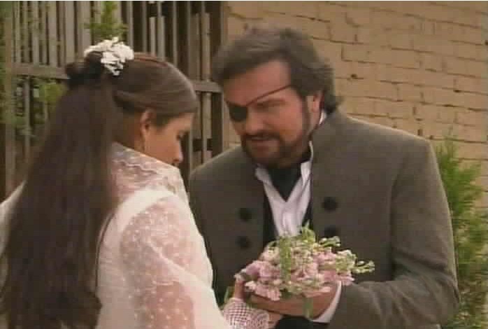 Fernando gives Maria Pia a bouquet of flowers.