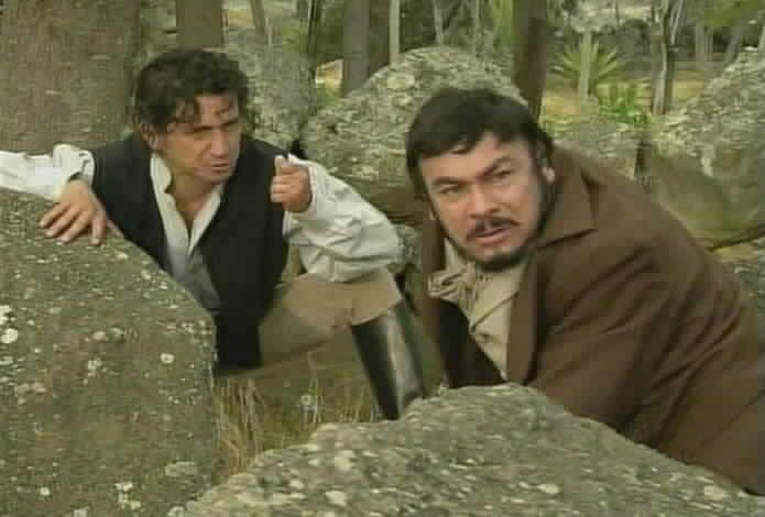 Olmos tells Gerardo to hide.