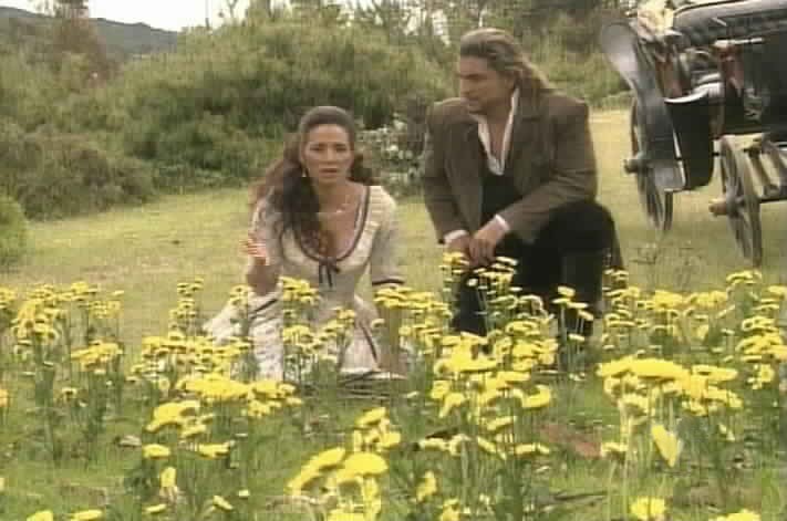 Almudena and Alejandro discover a bed of flowers.
